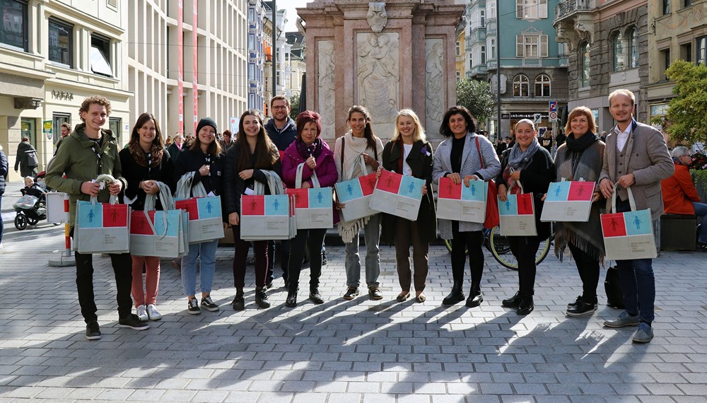 VertreterInnen einiger Gemeinderatsfraktionen rund um Frauenstadträtin Elisabeth Mayr (5. v. r.) sowie Vizebürgermeister Johannes Anzengruber (r.) sowie aus dem Referat Frauen und Generationen um Uschi Klee machten mit einer Taschen-Verteilaktion in der Maria-Theresien-Straße auf den diesjährigen Equal-Pay-Day aufmerksam