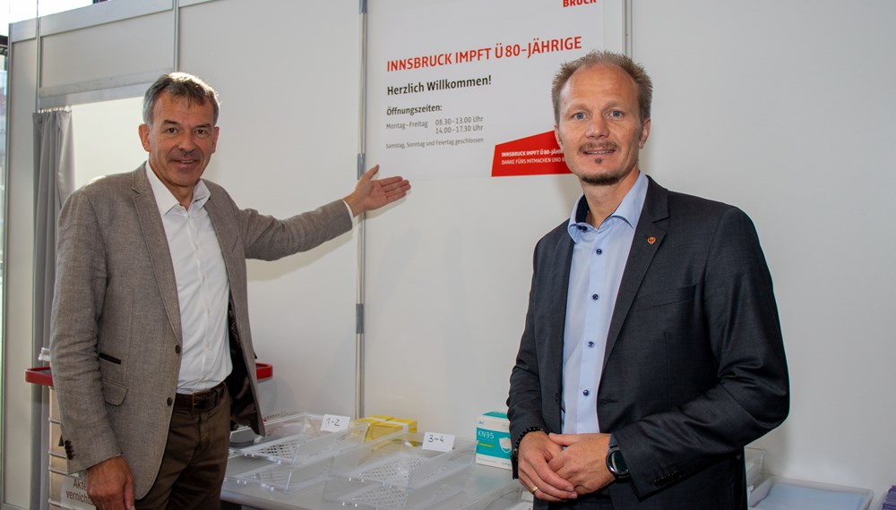Bürgermeister Georg Willi (l.) und Vizebürgermeister Johannes Anzengruber freuen sich, mit den Drittimpfungen bei den Ü-80-Jährigen am bewährten Standort in der Messe Innsbruck starten zu können.