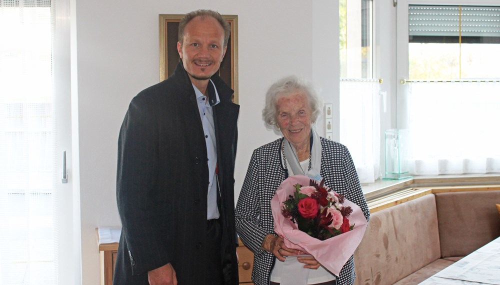 Vizebürgermeister Anzengruber überreichte der Jubilarin bunte Blumen und gratulierte zum 102. Geburtstag.