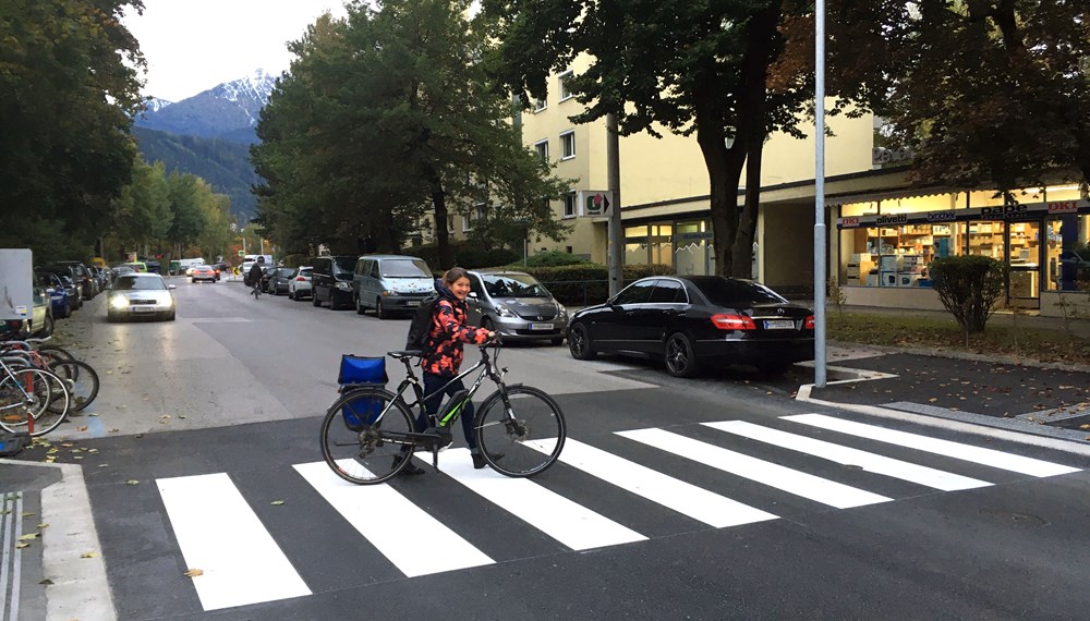 Mobilitätsstadträtin Uschi Schwarzl machte sich am neuen Schutzweg in der Fischnalerstraße ein Bild von der nun erhöhten Verkehrssicherheit.