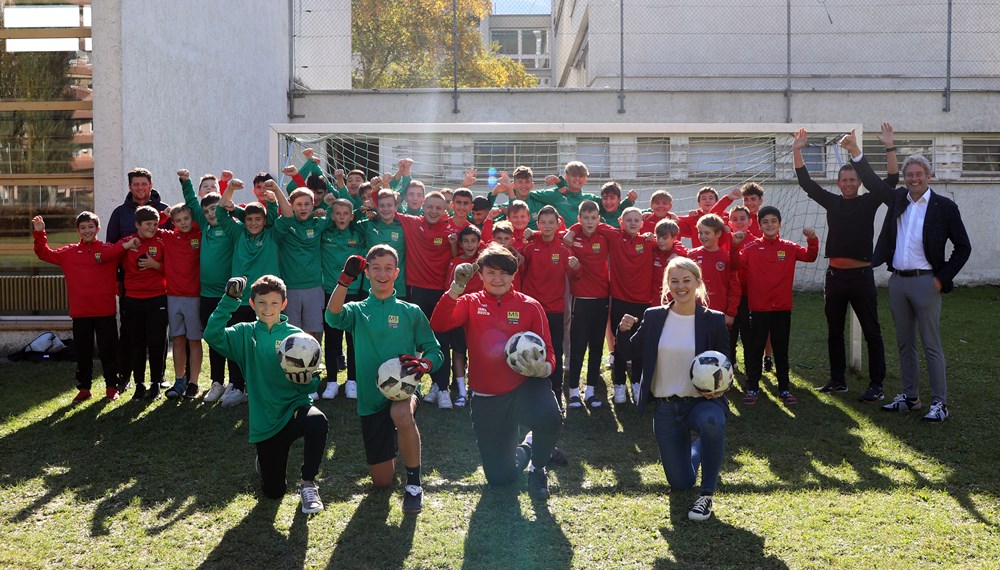 40 Schüler besuchen aktuell eine der vier Fußballklassen in der MS Reichenau. Das Projekt kann weitergeführt werden. Darüber freuen sich auch Stadträtin Elisabeth Mayr (vorne r.), Schuldirektor Josef Pallhuber (hinten r.), A-Lizenz-Trainer Goran Milutinovic (hinten l.) und der Fußball-Koordinator der MS Reichenau Gregor Gollmayr (hinten, 2. v. r.).