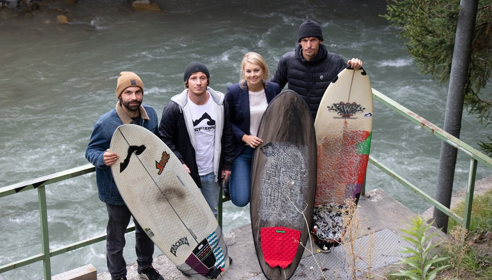 Eine Welle für Innsbruck hat sich eine Gruppe Surfsport-Begeisterter zum Ziel gesetzt. Nach harter Vorarbeit, vielen Gesprächen und mit Unterstützung durch die Stadt und die Innsbrucker Kommunalbetriebe AG (IKB) konnte nun ein perfekter Platz dafür gefunden werden. Mit Hilfe einer verstellbaren Wellenrampe ist das Surfen hier möglich. Sportstadträtin Elisabeth Mayr zeigte sich bei einer Besichtigung mit Matthias Zebisch, Ilja Kunz und Daniel Rechberger-Stillebacher (v.l.) vom Verein Surf’Inn begeistert. Wer es selbst ausprobieren will, kann sich direkt an den Verein wenden: www.surfinn.at.
(NL)