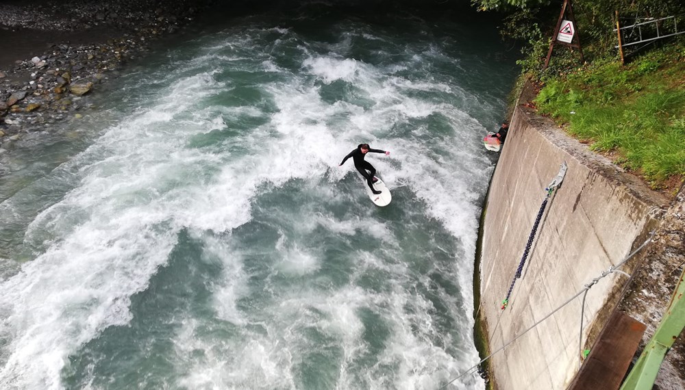 Eine Welle für Innsbruck hat sich eine Gruppe Surfsport-Begeisterter zum Ziel gesetzt. Nach harter Vorarbeit, vielen Gesprächen und mit Unterstützung durch die Stadt und die Innsbrucker Kommunalbetriebe AG (IKB) konnte nun ein perfekter Platz dafür gefunden werden. Mit Hilfe einer verstellbaren Wellenrampe ist das Surfen hier möglich. Sportstadträtin Elisabeth Mayr zeigte sich bei einer Besichtigung mit Matthias Zebisch, Ilja Kunz und Daniel Rechberger-Stillebacher (v.l.) vom Verein Surf’Inn begeistert. Wer es selbst ausprobieren will, kann sich direkt an den Verein wenden: www.surfinn.at.
(NL)