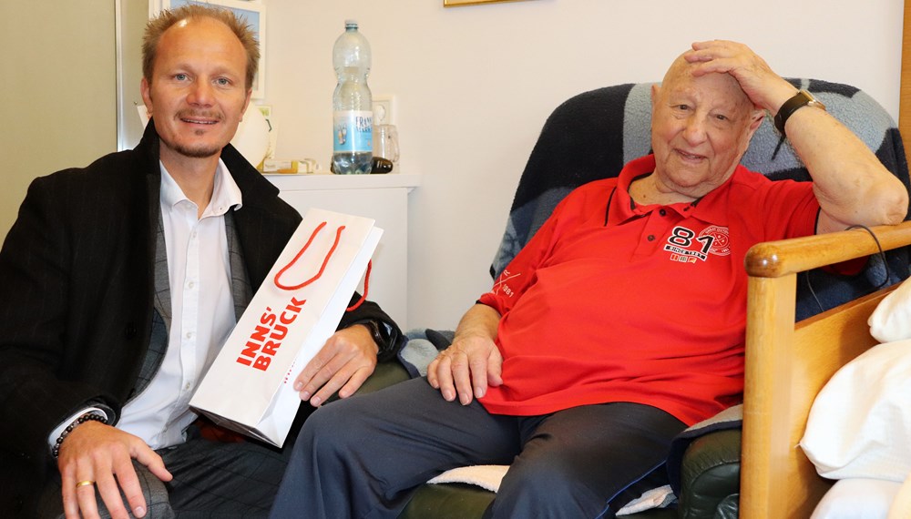 Vizebürgermeister Johannes Anzengruber (l.) gratulierte Friedrich Todeschini zu seinem 101. Geburtstag und überreichte eine Flasche Wein.