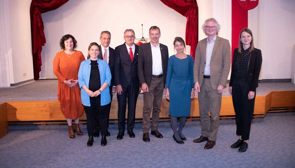 Ganz im Zeichen von Diana Budisavljević stand ein Festakt, der in den Ursulinensälen begangen wurde. Die als Diana Obexer 1891 in Innsbruck geborene Budisavljević rettete während des Zweiten Weltkrieges mit Unterstützung von weiteren HelferInnen mehrere Tausend, überwiegend serbische Kinder aus den Konzentrationslagern des faschistischen Ustaša-Regimes. 2011 folgte die posthume Ehrung durch die Stadt Innsbruck, im vergangenen Jahr wurde der Kindergarten Reichenau-Ost nach ihr benannt und im April diesen Jahres eine Gedenktafel an ihrem Elternhaus in der Maria-Theresien-Straße 15 angebracht. Bürgermeister Georg Willi (4.v.r.) würdigte ihr humanitäres Engagement gemeinsam mit Michael Zimpfer (3.v.l.), dem serbischen Botschafter Nebojsa Rodic (4.v.l.), dem wissenschaftlichen Direktor des Leibniz-Instituts für Ost- und Südosteuropaforschung und Inhaber des Lehrstuhls Geschichte Südost- und Osteuropas an der Universität Regensburg Ulf Brunnbauer (2.v.r.) sowie den Mitgliedern des Kulturausschusses, Irene Heiss (l.), Julia Seidl (2.v.l.), Kulturstadträtin Uschi Schwarzl (3.v.r.) und Theresa Ringler (r.).
Unter den Gästen waren außerdem Andreas und Tamara Baumgartner-Danilovic vom Comité International de Mauthausen (CIM) für Serbien sowie der Erzpriester Aleksandar Stolic von der serbisch-orthodoxen Kirche und Vertreter von Spoji, dem serbisch-orthodoxen Jugendverein Innsbruck.
