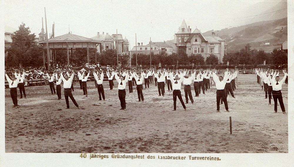 Das Schauturnen am Sportplatz im Saggen war einer der Höhepunkte des 40. Gründungsfestes des Innsbrucker Turnvereins im Jahr 1903.