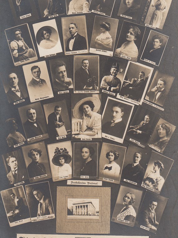 Das Ensemble des Innsbrucker Stadttheaters rund um den Direktor Leopold Thurner.