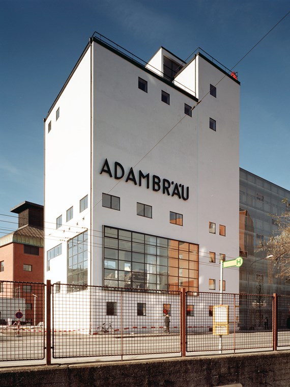 Ebenfalls von Welzenbacher, einem Vertreter der klassischen Tiroler Moderne, stammt das ehemalige Sudhaus des Adambräu, in dem sich heute das Architekturzentrum aut.architektur und tirol sowie das Archiv für Baukunst befinden.