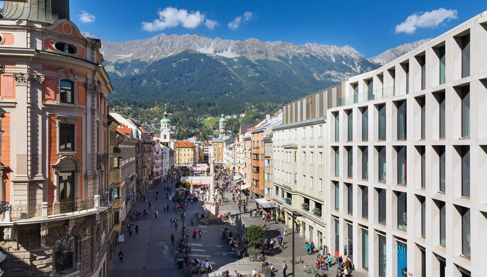Mit dem Neubau des Kaufhaus Tyrol gelang Star-Architekt David Chipperfield die Einbettung von moderner Architektur in historischen Bestand.
