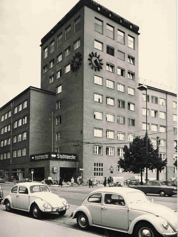 Lois Welzenbacher realisierte 1926/1927 Innsbrucks erstes Hochhaus, den damaligen Sitz der Elektrizitätswerke und heutige IKB-Zentrale.