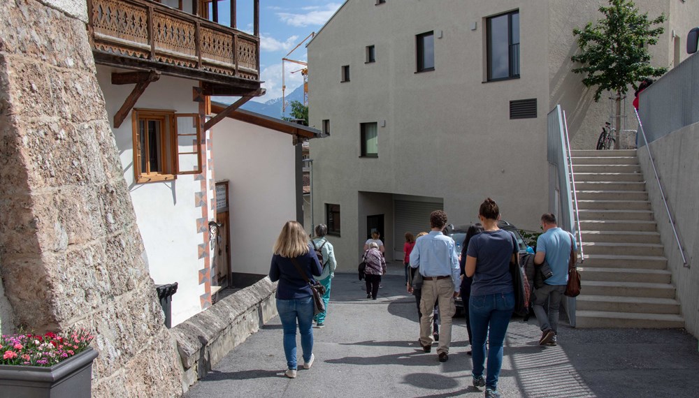 Neues entdecken und Geschichte erfahren: Die Stadtspaziergänge, wie hier in St. Nikolaus, laden ein, sich auf den Spuren der Migration zu bewegen.