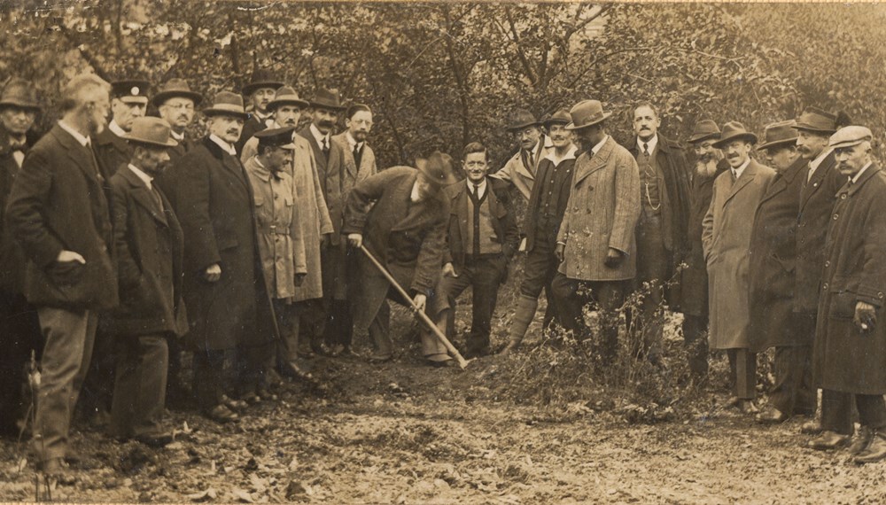 Der erste Spatenstich zum Bau des Rettungsheimes Wilhelm-Greil-Straße 23 (Welsergasse 7a). Unter den Umstehenden u. a. der Obmann der Rettungsabteilung, Leo Stainer (erste Reihe ganz links), der Kassier, Ferdinand Nessler jun. (4. v. l.) und Obmann-Stellvertreter Anton Gasser (10. v. l.).