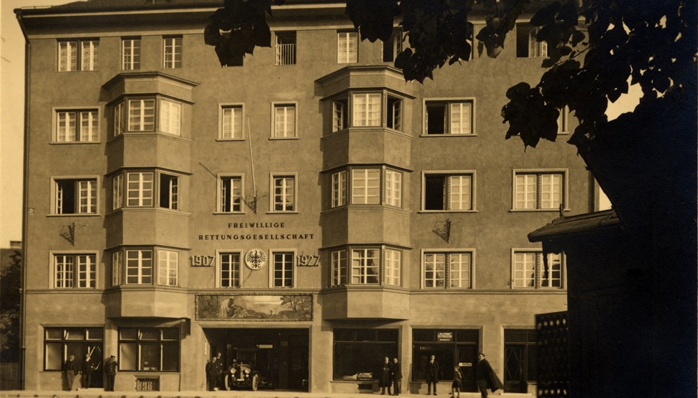 Das Rettungsheim in der Wilhelm-Greil-Straße 23 kurz nach der Fertigstellung im Jahre 1927. Über der Einfahrt in den Hof ein Gemälde des Innsbrucker Malers Hans Zötsch mit dem Sujet des Gleichnisses vom barmherzigen Samariter.