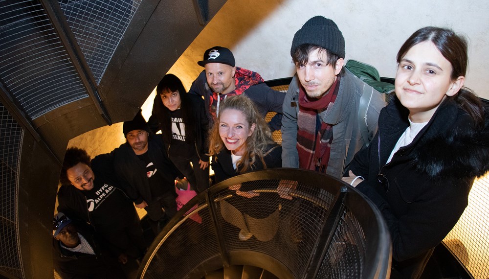 Zeigen, was Innsbrucks Kulturszene kann (von l. nach r.): Abdoule Manneh (Black Community), David Prieth, Maurice Kumar, Nadja Studenik (ContrApunkt), Thomas Schafferer (Cognac & Biscotten) und Alexander Iwanov (Freifall) mit Kulturamtsleiterin Isabelle Brandauer (Mitte) und Sandra Fröschl (Kulturamt; ganz rechts).