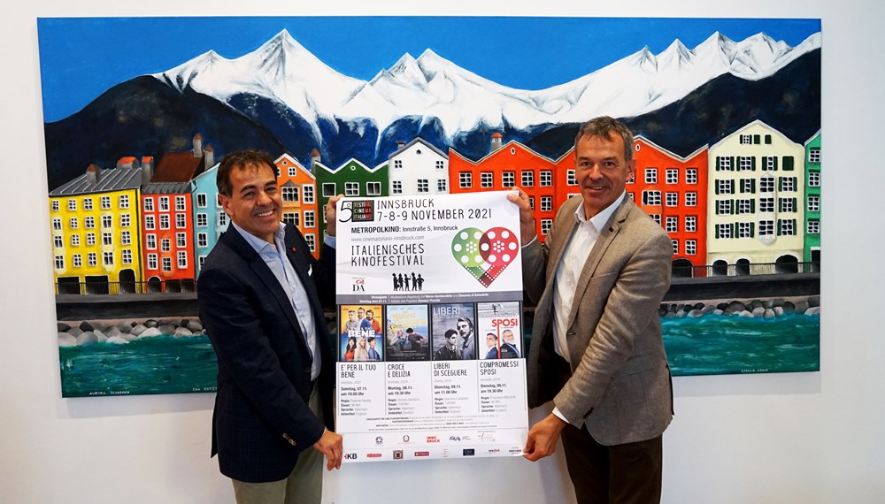 Von 7. bis 9. 2021 November findet das Italienische Filmfestivals Innsbruck im Metropol statt. Bürgermeister Georg Willi (r.) freut sich über die bereits fünfte Auflage und gratulierte Piero Salituri, dem Präsidenten des Istituto Italiano Dante Alighieri in Innsbruck, zum gelungenen Programm, das sich in diesem Jahr mit dem Thema Familie auseinandersetzt.