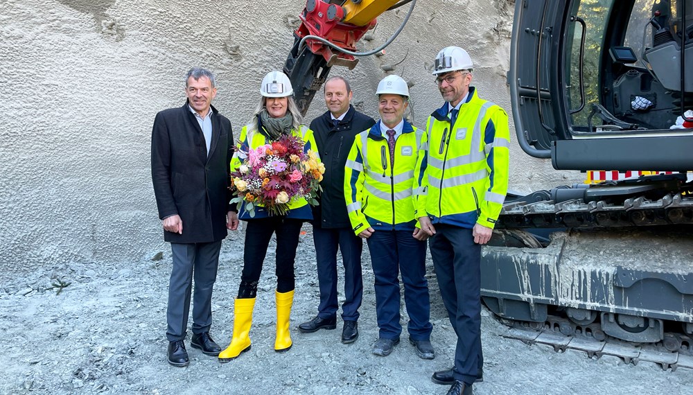 Im August 2020 begannen die Bauarbeiten an jenem Teilstück des Brennerbasistunnels (BBT), das den BBT an den Hauptbahnhof Innsbruck anbindet. Nun erfolgte der offizielle Anstich des westlichen Haupttunnels in der Sillschlucht mit (v.l.) Bürgermeister Georg Willi, Tunnelpatin Katharina Willi, Landeshauptmann-Stellvertreter Josef Geisler und den beiden Vorständen der Brennerbasistunnelgesellschaft BBT SE, Gilberto Cardola und Martin Gradnitzer.