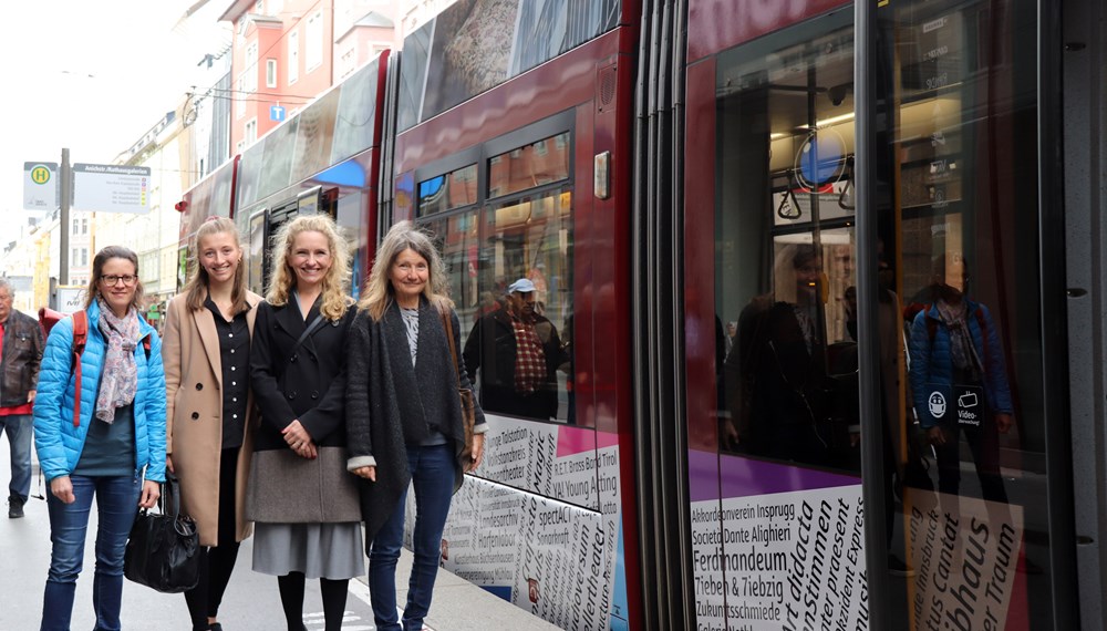 Kulturstrategie-Leiterin Rita Hebenstreit, Isabella Pöll (IVB), Kulturamtsleiterin Isabelle Brandauer und Kulturstadträtin Uschi Schwarzl (v.l.) begrüßen die Kulturstraßenbahn in der Innsbrucker Innenstadt.