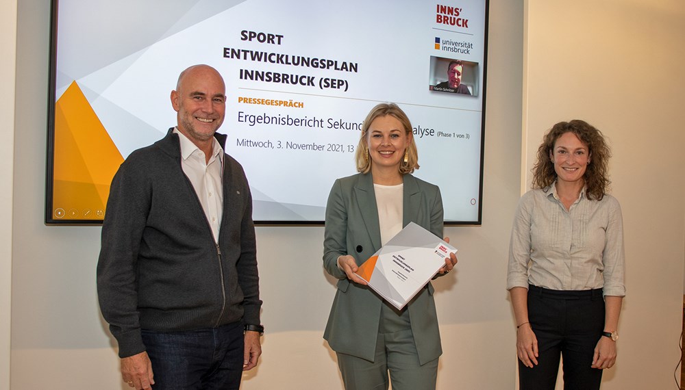 Sportstadträtin Elisabeth Mayr, Sportamtsleiter Romuald Niescher, Sabrina Scheiber (ISW, r.) sowie Martin Schnitzer (ISW, per Videokonferenz) informierten über die ersten Ergebnisse des Sportentwicklungsplanes.