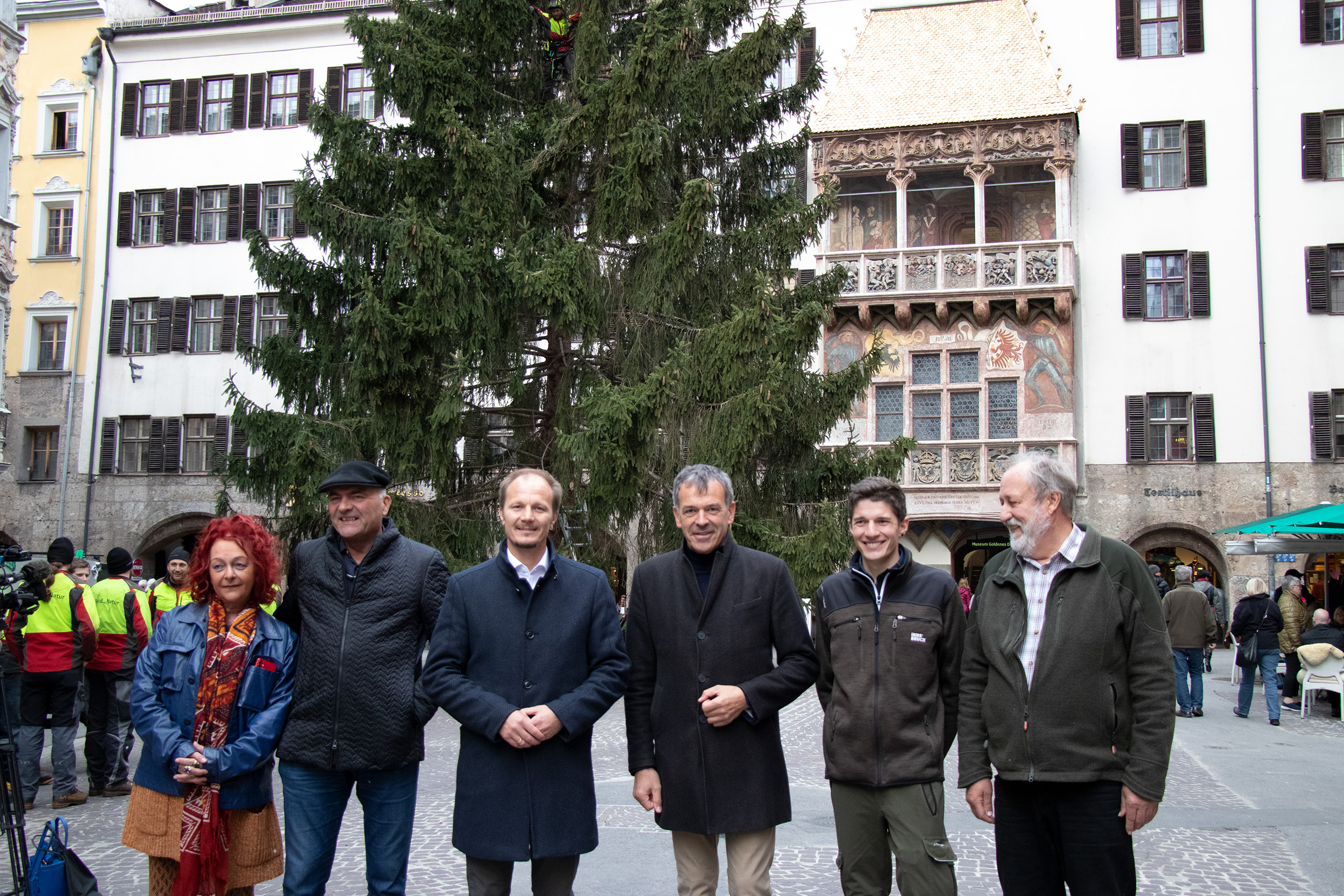 Freuten sich über die Aufstellung des traditionellen Christbaums vor dem Goldenen Dachl (v.l.): Karl Gostner (Obmann des Tourismusverbandes) mit Begleiterin, Vizebürgermeister Johannes Anzengruber, Bürgermeister Georg Willi, Florian Jäger und Kurt Pröller (Amt für Wald und Natur).