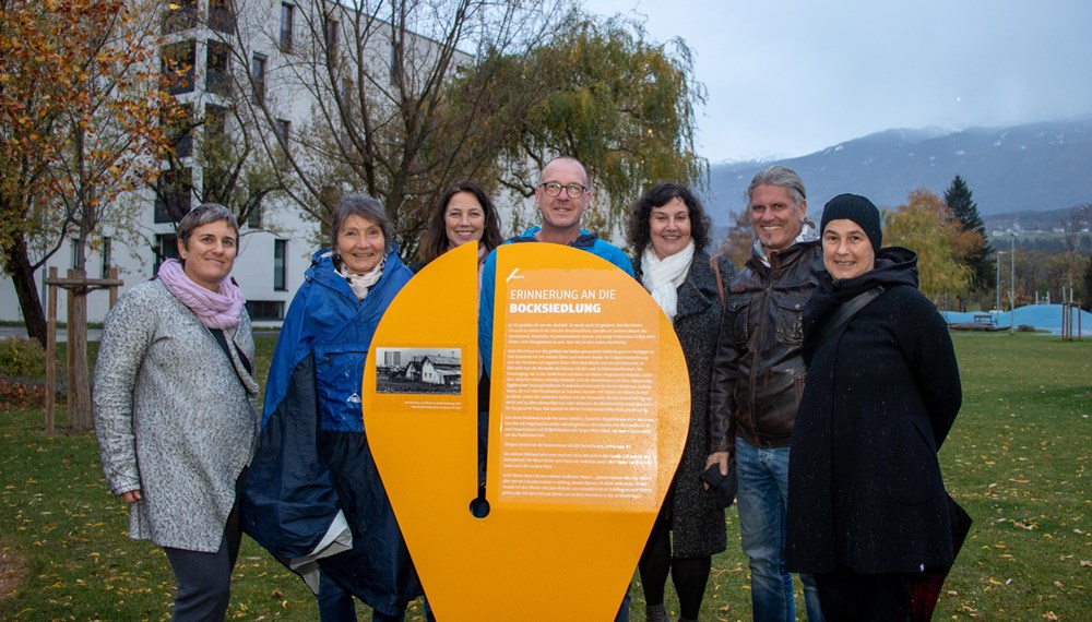 Die Ausstellung kann bei jedem Wetter und zu jeder Zeit besucht werden. Darüber freuen sich auch (v.l.n.r.): Renate Ursprunger (Stadtarchiv/Stadtmuseum Innsbruck), Stadträtin Uschi Schwarzl, Universitätsprofessorin Silke Meyer, Robert Mair (Amt für Grünanlagen), Gemeinderätin Irene Heisz, Stefan Engele (Referent für Grünanlagen – Pflege und Service) und Buchautorin Heidi Schleich