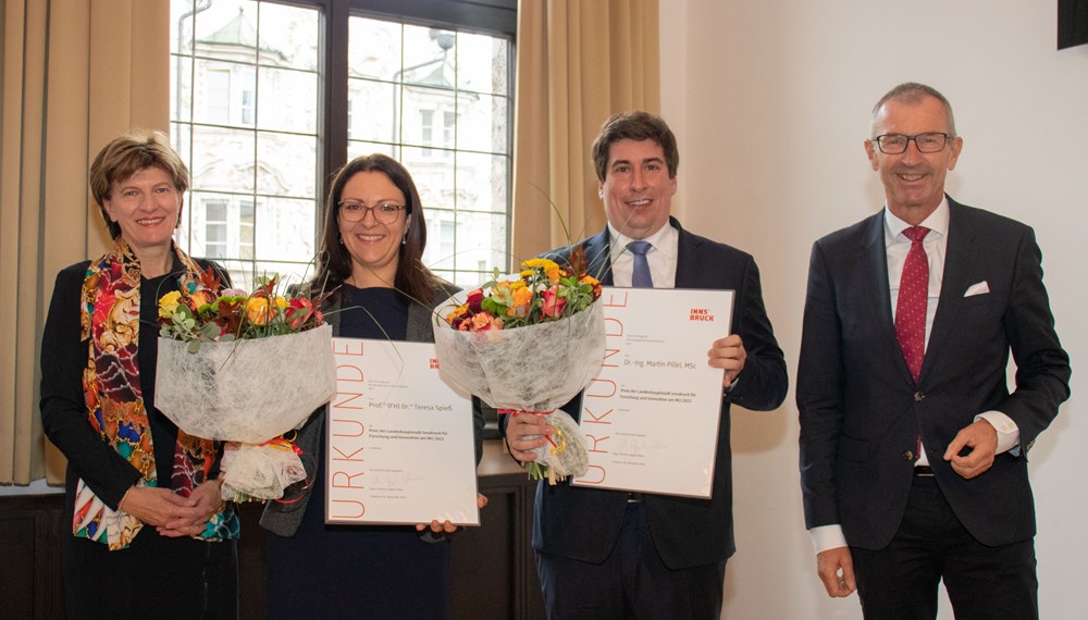 Stadträtin Christine Oppitz Plörer (l.) und Rektor des MCI, Andreas Altmann, gratulierten Preisträgerin Teresa Spieß und Martin Pillei zum Preis der Landeshauptstadt Innsbruck für Forschung und Innovation am Management Center Innsbruck (MCI) 2021.