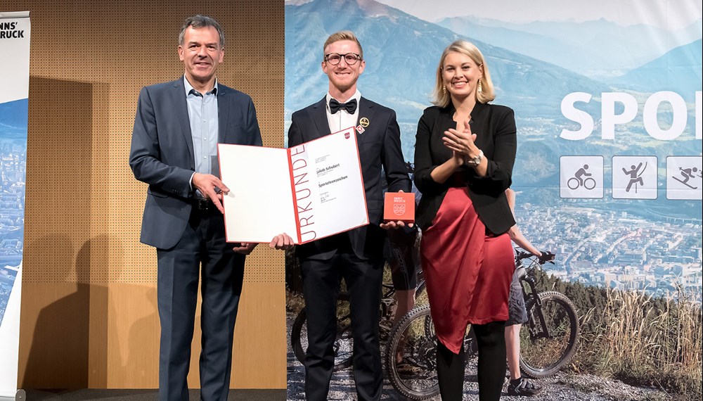 Kletterer Jakob Schubert (M.) wurde mit dem Sportehrenzeichen der Stadt Innsbruck ausgezeichnet. Bürgermeister Georg Willi und Sportstadträtin Elisabeth Mayr gratulierten.