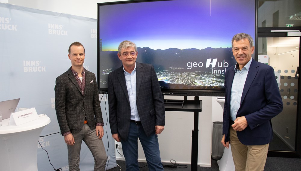 Freuen sich über den neuen geoHub, der einen schnellen Überblick über alle relevanten Zahlen, Daten und Fakten mit Innsbruck-Bezug ermöglicht (v.l.): Mathias Behmann, Eckehard Ranninger und Bürgermeister Georg Willi.