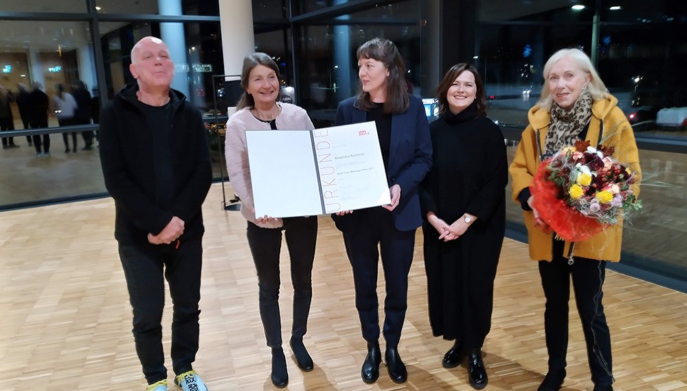 Übergabe des Würlingerpreises 2021: Christoph Hinterhuber (Jurymitglied), Kulturstadträtin Uschi Schwarzl, Alexandra Kontriner, Galerieleiterin Natalie Pedevilla und Maria Job (Lebensgefährtin von Josef Franz Würlinger).