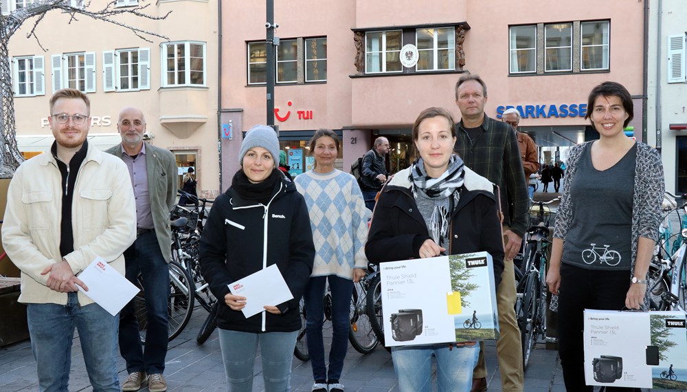 Radkoordinator Christian Schoder (2.v.l.) und Mobilitätsstadträtin Uschi Schwarzl (4.v.l.) gratulierten den diesjährigen GewinnerInnen des Fahrradwettbewerbs Christoph Sammer (l.) und Marilena Bachler (3.v.r.) sowie den GewinnerInnen aus dem Innsbrucker Stadtmagistrat Jennifer Bachler Nagele (3.v.l.), Arnold Poller (2.v.r.) und Teresa Pröll (r.).