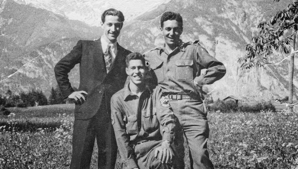Ganz im Zeichen der im Frühjahr 1945 durchgeführten Befreiungsmission „Operation Greenup“ stand ein Treffen mit Angehörigen der US-Army in Oberperfuss. Landeshauptmann-Stellvertreterin Ingrid Felipe (2.v.r.), der Innsbrucker Bürgermeister Georg Willi, Tirols Militärkommandant Ingo Gstrein (rechts) und die Oberperfer Bürgermeisterin Johanna Obojes-Rubatscher begrüßten General Stephen J. Townsend (2.v.l.), der das Africa Command der US-Streitkräfte (Africom) mit Hauptsitz in Stuttgart anführt. Rund 60 SoldatInnen besuchten in einer eintägigen Exkursion Oberperfuss, um mehr über die spektakuläre Spionagemission der beiden US-Agenten Fred Mayer und Hans Wijnberg zu erfahren, die zusammen mit dem Tiroler Wehrmachtsdeserteur Franz Weber entscheidend zur Befreiung Innsbrucks im Mai 1945 beitrugen (nächstes Bild!).
Im Februar 1945 landeten die drei Agenten Fred Mayer, Hans Wijnberg und der aus der deutschen Wehrmacht desertierte Franz Weber per Fallschirm in Tirol. Von Oberperfuss aus fingen sie Nachrichten ab und übermittelten diese an die in Italien stationierten US-Truppen. Im April gelang ihnen schließlich mit Unterstützung von Webers in Innsbruck lebenden Schwestern, seiner Verlobten Anni und der lokalen Bevölkerung in Oberperfuss, den Tiroler Gauleiter Franz Hofer von der widerstandslosen Kapitulation zu überzeugen und ihn sowie weitere führende NS-Kräfte festzunehmen. Im Bild (v.l.) Franz Weber, Fred Mayer und (vorne) Hans Wijnberg wenige Tage nach der Befreiung im Mai 1945 (nächstes Bild!).
Während in den USA die Geschichte von der erfolgreichen Spionage durch die Presse ging, wurde sie in Tirol beinahe vergessen. Bis der Historiker Peter Pirker sie penibel recherchierte und im Buch „Codename Brooklyn“ 2018 veröffentlichte. Beim Besuch in Oberperfuss besuchten die Mitglieder des Africom auf Einladung des Gemeindemuseums Absam die Schauplätze des damaligen Einsatzes. Von der Tiroler Delegation gab es als Geschenk das Buch „Schnappschüsse der Befreiung“ von Peter Pirker und Mathias Breit. Die Africom ist eine besonders gut ausgebildete Eingreiftruppe der US-Army, die im Schnitt aus rund 6.000 Militärangehörigen besteht. Der Besuch in Tirol diente der Erforschung der erfolgreichen Mission am Ende des zweiten Weltkrieges.