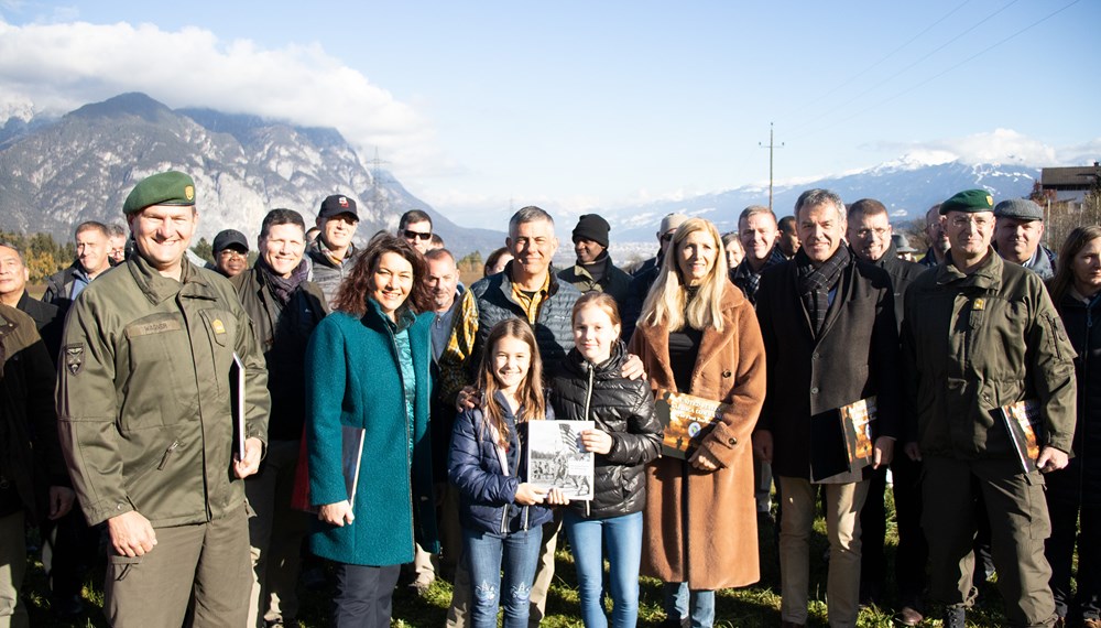 Ganz im Zeichen der im Frühjahr 1945 durchgeführten Befreiungsmission „Operation Greenup“ stand ein Treffen mit Angehörigen der US-Army in Oberperfuss. Landeshauptmann-Stellvertreterin Ingrid Felipe (2.v.r.), der Innsbrucker Bürgermeister Georg Willi, Tirols Militärkommandant Ingo Gstrein (rechts) und die Oberperfer Bürgermeisterin Johanna Obojes-Rubatscher begrüßten General Stephen J. Townsend (2.v.l.), der das Africa Command der US-Streitkräfte (Africom) mit Hauptsitz in Stuttgart anführt. Rund 60 SoldatInnen besuchten in einer eintägigen Exkursion Oberperfuss, um mehr über die spektakuläre Spionagemission der beiden US-Agenten Fred Mayer und Hans Wijnberg zu erfahren, die zusammen mit dem Tiroler Wehrmachtsdeserteur Franz Weber entscheidend zur Befreiung Innsbrucks im Mai 1945 beitrugen (nächstes Bild!).
Im Februar 1945 landeten die drei Agenten Fred Mayer, Hans Wijnberg und der aus der deutschen Wehrmacht desertierte Franz Weber per Fallschirm in Tirol. Von Oberperfuss aus fingen sie Nachrichten ab und übermittelten diese an die in Italien stationierten US-Truppen. Im April gelang ihnen schließlich mit Unterstützung von Webers in Innsbruck lebenden Schwestern, seiner Verlobten Anni und der lokalen Bevölkerung in Oberperfuss, den Tiroler Gauleiter Franz Hofer von der widerstandslosen Kapitulation zu überzeugen und ihn sowie weitere führende NS-Kräfte festzunehmen. Im Bild (v.l.) Franz Weber, Fred Mayer und (vorne) Hans Wijnberg wenige Tage nach der Befreiung im Mai 1945 (nächstes Bild!).
Während in den USA die Geschichte von der erfolgreichen Spionage durch die Presse ging, wurde sie in Tirol beinahe vergessen. Bis der Historiker Peter Pirker sie penibel recherchierte und im Buch „Codename Brooklyn“ 2018 veröffentlichte. Beim Besuch in Oberperfuss besuchten die Mitglieder des Africom auf Einladung des Gemeindemuseums Absam die Schauplätze des damaligen Einsatzes. Von der Tiroler Delegation gab es als Geschenk das Buch „Schnappschüsse der Befreiung“ von Peter Pirker und Mathias Breit. Die Africom ist eine besonders gut ausgebildete Eingreiftruppe der US-Army, die im Schnitt aus rund 6.000 Militärangehörigen besteht. Der Besuch in Tirol diente der Erforschung der erfolgreichen Mission am Ende des zweiten Weltkrieges.