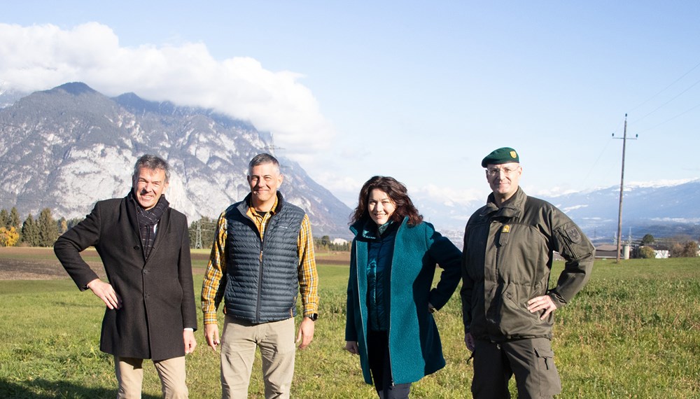 Ganz im Zeichen der im Frühjahr 1945 durchgeführten Befreiungsmission „Operation Greenup“ stand ein Treffen mit Angehörigen der US-Army in Oberperfuss. Landeshauptmann-Stellvertreterin Ingrid Felipe (2.v.r.), der Innsbrucker Bürgermeister Georg Willi, Tirols Militärkommandant Ingo Gstrein (rechts) und die Oberperfer Bürgermeisterin Johanna Obojes-Rubatscher begrüßten General Stephen J. Townsend (2.v.l.), der das Africa Command der US-Streitkräfte (Africom) mit Hauptsitz in Stuttgart anführt. Rund 60 SoldatInnen besuchten in einer eintägigen Exkursion Oberperfuss, um mehr über die spektakuläre Spionagemission der beiden US-Agenten Fred Mayer und Hans Wijnberg zu erfahren, die zusammen mit dem Tiroler Wehrmachtsdeserteur Franz Weber entscheidend zur Befreiung Innsbrucks im Mai 1945 beitrugen (nächstes Bild!).
Im Februar 1945 landeten die drei Agenten Fred Mayer, Hans Wijnberg und der aus der deutschen Wehrmacht desertierte Franz Weber per Fallschirm in Tirol. Von Oberperfuss aus fingen sie Nachrichten ab und übermittelten diese an die in Italien stationierten US-Truppen. Im April gelang ihnen schließlich mit Unterstützung von Webers in Innsbruck lebenden Schwestern, seiner Verlobten Anni und der lokalen Bevölkerung in Oberperfuss, den Tiroler Gauleiter Franz Hofer von der widerstandslosen Kapitulation zu überzeugen und ihn sowie weitere führende NS-Kräfte festzunehmen. Im Bild (v.l.) Franz Weber, Fred Mayer und (vorne) Hans Wijnberg wenige Tage nach der Befreiung im Mai 1945 (nächstes Bild!).
Während in den USA die Geschichte von der erfolgreichen Spionage durch die Presse ging, wurde sie in Tirol beinahe vergessen. Bis der Historiker Peter Pirker sie penibel recherchierte und im Buch „Codename Brooklyn“ 2018 veröffentlichte. Beim Besuch in Oberperfuss besuchten die Mitglieder des Africom auf Einladung des Gemeindemuseums Absam die Schauplätze des damaligen Einsatzes. Von der Tiroler Delegation gab es als Geschenk das Buch „Schnappschüsse der Befreiung“ von Peter Pirker und Mathias Breit. Die Africom ist eine besonders gut ausgebildete Eingreiftruppe der US-Army, die im Schnitt aus rund 6.000 Militärangehörigen besteht. Der Besuch in Tirol diente der Erforschung der erfolgreichen Mission am Ende des zweiten Weltkrieges.