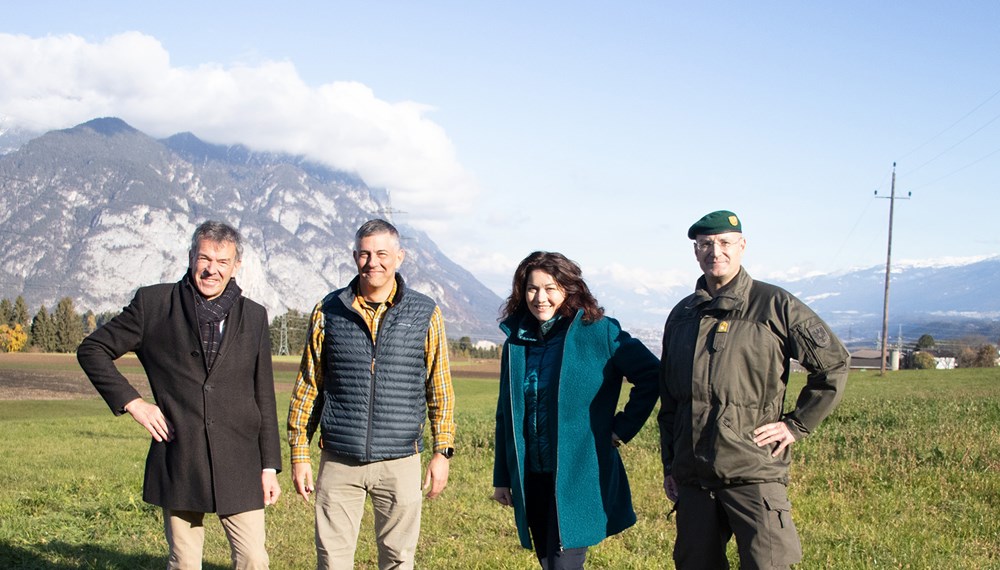 Ganz im Zeichen der im Frühjahr 1945 durchgeführten Befreiungsmission „Operation Greenup“ stand ein Treffen mit Angehörigen der US-Army in Oberperfuss. Landeshauptmann-Stellvertreterin Ingrid Felipe (2.v.r.), der Innsbrucker Bürgermeister Georg Willi, Tirols Militärkommandant Ingo Gstrein (rechts) und die Oberperfer Bürgermeisterin Johanna Obojes-Rubatscher begrüßten General Stephen J. Townsend (2.v.l.), der das Africa Command der US-Streitkräfte (Africom) mit Hauptsitz in Stuttgart anführt. Rund 60 SoldatInnen besuchten in einer eintägigen Exkursion Oberperfuss, um mehr über die spektakuläre Spionagemission der beiden US-Agenten Fred Mayer und Hans Wijnberg zu erfahren, die zusammen mit dem Tiroler Wehrmachtsdeserteur Franz Weber entscheidend zur Befreiung Innsbrucks im Mai 1945 beitrugen (nächstes Bild!).

Im Februar 1945 landeten die drei Agenten Fred Mayer, Hans Wijnberg und der aus der deutschen Wehrmacht desertierte Franz Weber per Fallschirm in Tirol. Von Oberperfuss aus fingen sie Nachrichten ab und übermittelten diese an die in Italien stationierten US-Truppen. Im April gelang ihnen schließlich mit Unterstützung von Webers in Innsbruck lebenden Schwestern, seiner Verlobten Anni und der lokalen Bevölkerung in Oberperfuss, den Tiroler Gauleiter Franz Hofer von der widerstandslosen Kapitulation zu überzeugen und ihn sowie weitere führende NS-Kräfte festzunehmen. Im Bild (v.l.) Franz Weber, Fred Mayer und (vorne) Hans Wijnberg wenige Tage nach der Befreiung im Mai 1945 (nächstes Bild!).

Während in den USA die Geschichte von der erfolgreichen Spionage durch die Presse ging, wurde sie in Tirol beinahe vergessen. Bis der Historiker Peter Pirker sie penibel recherchierte und im Buch „Codename Brooklyn“ 2018 veröffentlichte. Beim Besuch in Oberperfuss besuchten die Mitglieder des Africom auf Einladung des Gemeindemuseums Absam die Schauplätze des damaligen Einsatzes. Von der Tiroler Delegation gab es als Geschenk das Buch „Schnappschüsse der Befreiung“ von Peter Pirker und Mathias Breit. Die Africom ist eine besonders gut ausgebildete Eingreiftruppe der US-Army, die im Schnitt aus rund 6.000 Militärangehörigen besteht. Der Besuch in Tirol diente der Erforschung der erfolgreichen Mission am Ende des zweiten Weltkrieges.