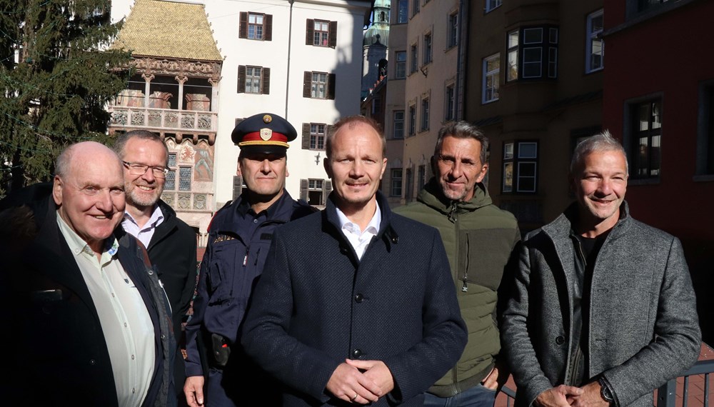 Sichere Bergweihnacht Innsbruck (v. l.): Ossi Lerch (Tiroler Wirtschaftskammer, Spartenvertreter Märkte), Klaus Feistmantl (Leiter Amt für Allgemeine Sicherheit und Veranstaltungen Stadt Innsbruck), Stadtpolizeikommandant Romed Giner, Vizebürgermeister Johannes Anzengruber, Christian Mark (Christkindlmarkt Marktplatz) und Robert Neuner (IAI Veranstaltungs GmbH).