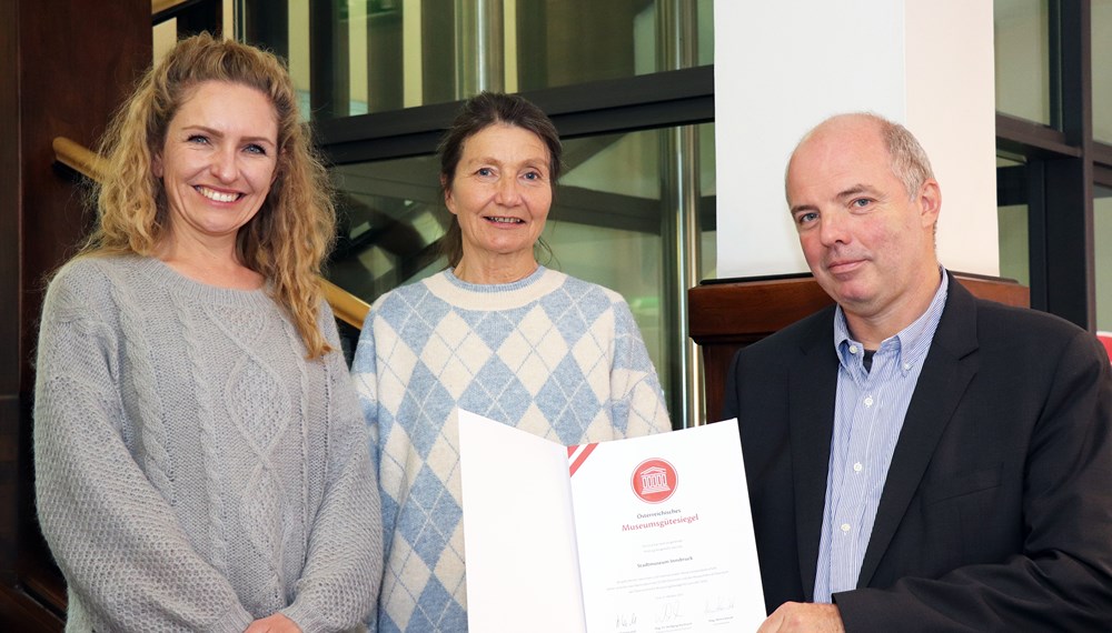 Kulturamtsleiterin Isabelle Brandauer, Kulturstadträtin Uschi Schwarzl und Lukas Morscher, Leiter des Stadtarchivs/Stadtmuseums (v.l.), präsentieren das Museumsgütesiegel 2021.