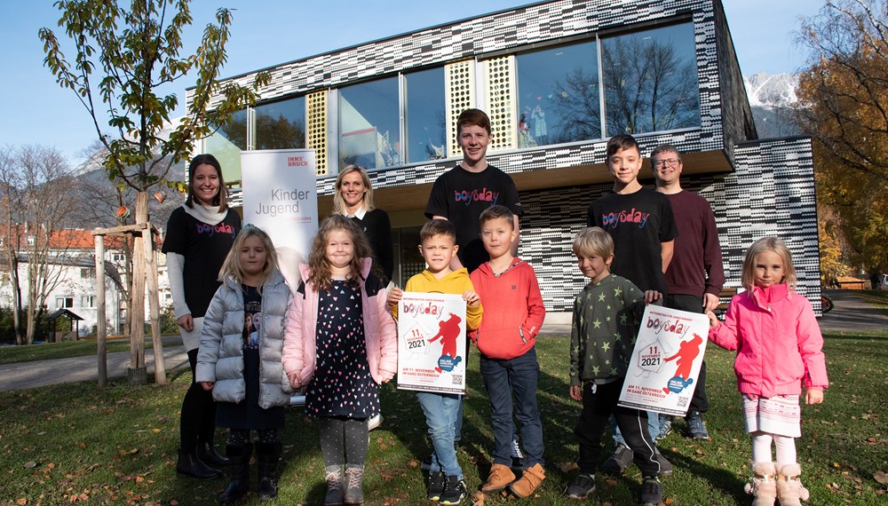 Der Boys’ Day ist ein Gewinn für alle Beteiligten, sind sich (v.l.) Andrea Karrer (Kindergartenleiterin), Barbara Schett (Referat Pädagogische Beratung und Entwicklung), die beiden Boys’ Day-Teilnehmer Anton Simma und Luis Koppelstätter, Florian Zeiner (Verein “Mannsbilder”/Koordinator von Boys’ Day) und die Kindergartenkinder im KG Innerkoflerstraße sicher.