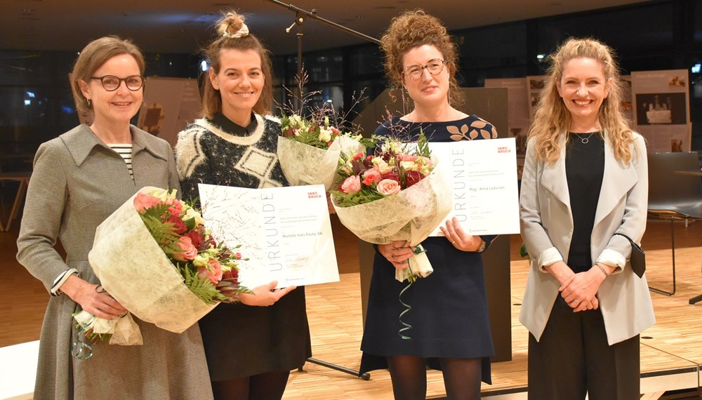 Anna Ladurner (2. v.r.) und Michèle Yves Pauty (2. v.l.) nahmen die Hilde-Zach-Literaturstipendien 2021 entgegen. Jurymitglied Doris Eibl (1. v.l.) und Kulturamtsleiterin Isabelle Brandauer (1. v.r.) gratulierten herzlich.