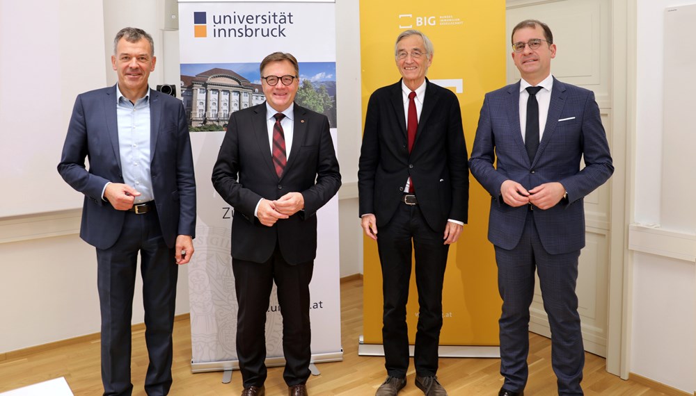 Das Finanzministerium und das Wissenschaftsministerium erteilten die Planungsfreigabe für das Bauprojekt „Haus der Physik“, das die Bundesimmobiliengesellschaft (BIG) für die Universität Innsbruck errichten wird. Entstehen wird die Einrichtung am Campus Technik der Universität Innsbruck im Westen der Tiroler Landeshauptstadt. Der Architekturwettbewerb für die Planung des Neubaus läuft bereits und im Sommer 2022 wird das Siegerprojekt voraussichtlich feststehen. Mit dem Bau wird planmäßig im Herbst 2024 gestartet. Bürgermeister Georg Willi, Landeshauptmann Günther Platter, Rektor Tilmann Märk und BIG-Geschäftsführer Hans-Peter Weiss (v.l.n.r.) freuen sich über den Startschuss für das moderne Universitätsgebäude.