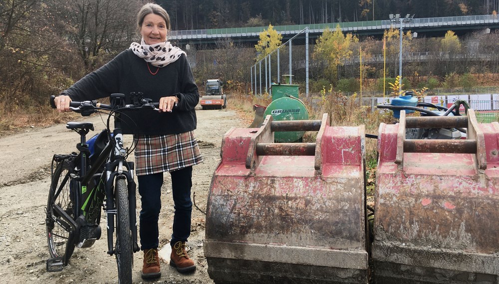 Mobilitätsstadträtin Uschi Schwarzl beim Lokalaugenschein der neuen Radverbindung hinter dem Tivolistadion.