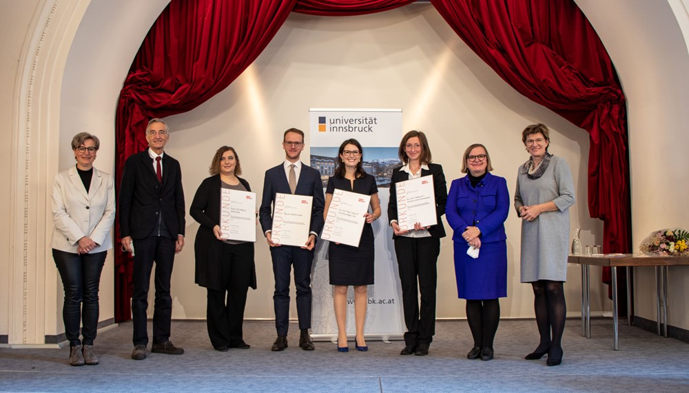 Abteilungsleiterin (MA V) Birgit Neu (l.), Rektor Tilmann Märk (2.v.l.), Vizerektorin für Forschung Ulrike Tanzer (2.v.r.) und Stadträtin Christine Oppitz-Plörer (r.) gratulierten den anwesenden Preisträgerinnen und dem Preisträger (v.l.n.r.): Andrea Brait, Matthias Haller, Clara Rauchegger und Christine Lehne-Gstreinthaler