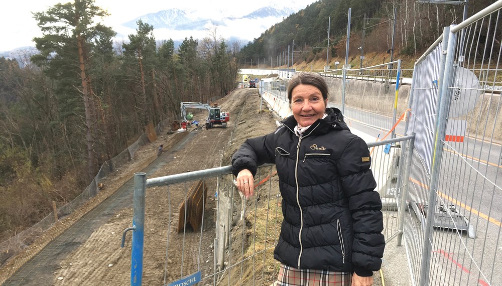 Die neue Radroute verläuft zwischen Brennerautobahn und Bundesstraße – aber ungestört von diesen, freut sich Mobilitätsstadträtin Uschi Schwarzl.