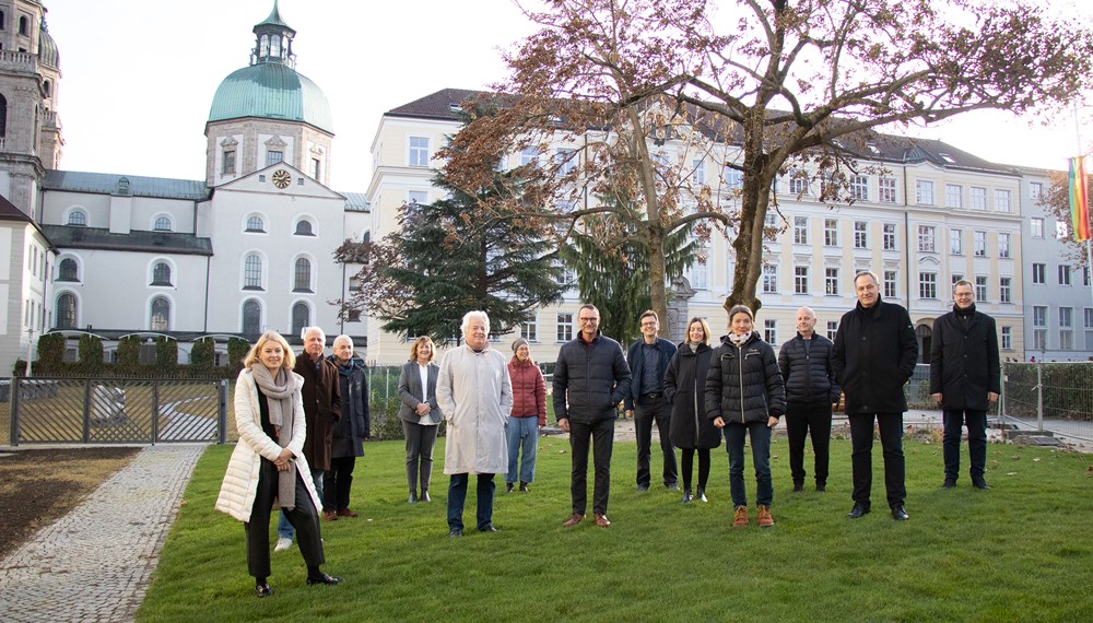 Der neu gestaltete Garten freut alle Beteiligten und NachbarInnen (v.l.) Stadträtin Elisabeth Mayr, Architekt Johannes Wiesflecker, Michael Pfleger (Abteilung Planung, Baurecht und Technische Infrastruktur), Direktorin Rosmarie Knoflach (Akademisches Gymnasium), Rainer Köberl, Lisa Stöllnberger (Amt für Grünanlagen), Klaus Miller (Universität Innsbruck), Markus Pinter (Amt für Grünanlagen), Katharina Walter (Tiroler Landesmuseum), Stadträtin Uschi Schwarzl, Arno Ritter, Hanspeter Mühlegger (BIG) und Liborius Lumma (Studiendekan der Theologischen Fakultät).