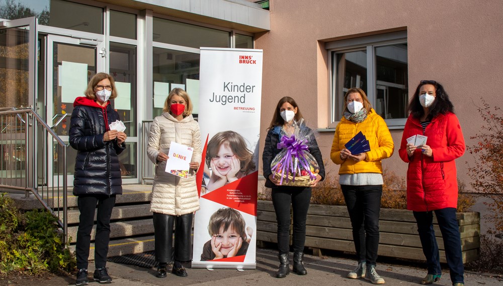 Amtsvorständin Martina Zabernig (Kinder, Jugend und Generationen) und Stadträtin Elisabeth Mayr überreichten Obstkörbe und Büchergutscheine an Alice Aschauer (Kindergartenleitung Siegmair), Karin Hagleitner (Leitung SchülerInnenhort Domanigweg) und Monika Hartungen (Kindergartenleitung Lönsstraße; v.l.n.r.)