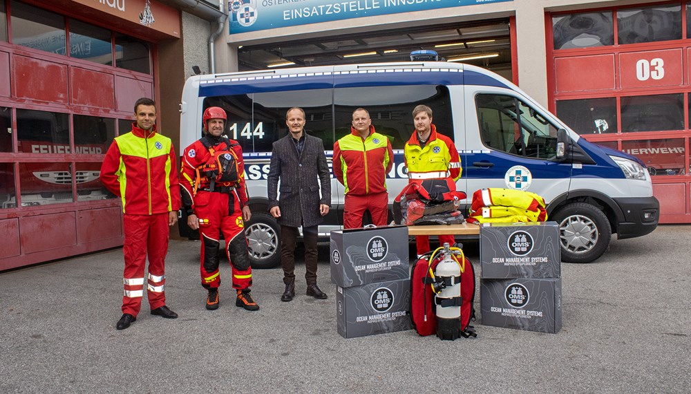 Gut ausgerüstet für das kommende Jahr ist die Österreichische Wasserrettung, Einsatzstelle Innsbruck. Vizebürgermeister Johannes Anzengruber (Mitte) übergab an (v. l.) Rudolf Loferer (Einsatzstellenleiter 1. Stv.), Peter Lampacher (Referent für Wildwasser Stv.), Konrad Kirchebner (Bezirkseinsatzleiter) und Daniel Menia (Referent für Tauchen Stv.) Tauchausrüstungen für 25 Einsatzkräfte. Die Wasserrettung Innsbruck wird durchschnittlich zu 60 bis 70 Alarmeinsätzen pro Jahr gerufen und ist neben Innsbruck auch für die Bezirke Innsbruck-Land und Imst zuständig. Insgesamt zählt die Wasserrettung Innsbruck rund 500 Mitglieder, circa 60 davon sind aktiv im Einsatz.