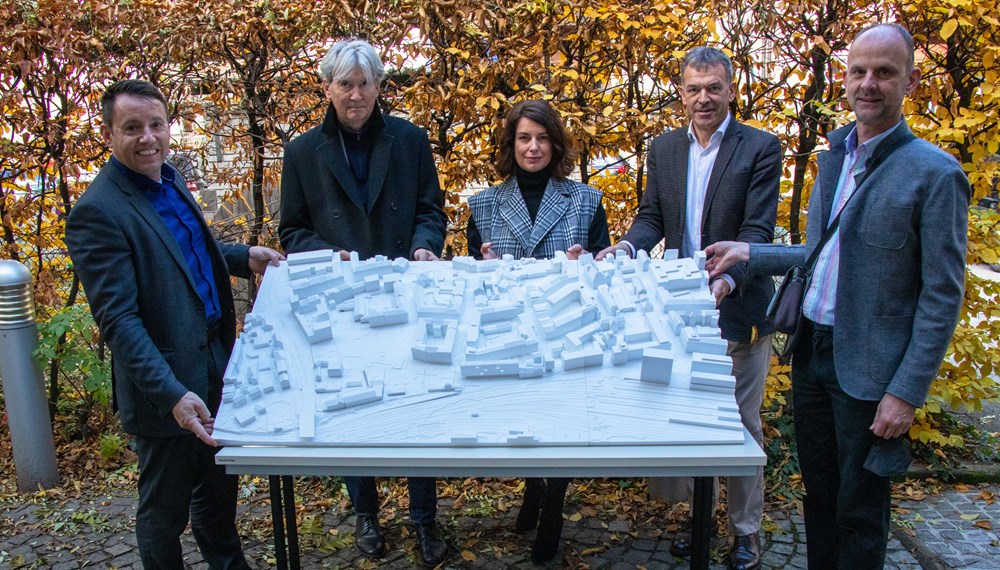 Franz Danler (Geschäftsführer IIG), das Architekten-Duo Gerhard Manzl und Betina Hanel sowie Bürgermeister Georg Willi und Projektleiter Martin Franzmair (IIG) bei der Präsentation des Projektes Gästehauses für Studierende und Lehrende (v.l.n.r.).