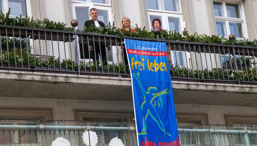 Als sichtbares Zeichen hissten Bürgermeister Georg Willi, Stadträtin Elisabeth Mayr (M.) und Referatsleiterin Uschi Klee (Frauen und Generation) die „Frei leben ohne Gewalt“-Fahne am Balkon des Innsbrucker Rathauses.