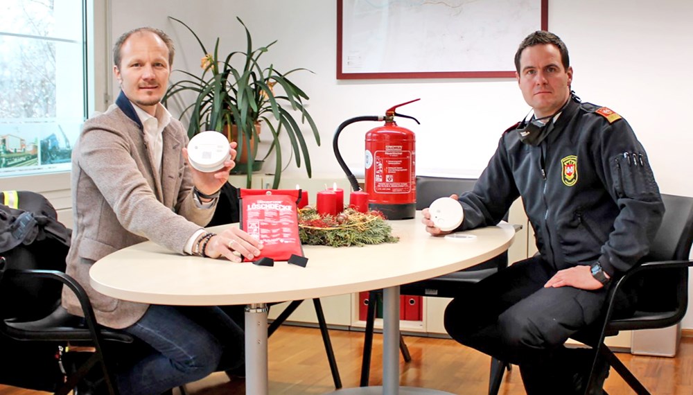 Vizebürgermeister Johannes Anzengruber und Branddirektor Helmut Hager sind sich sicher: Löschdecke, Rauchmelder und Feuerlöscher sollten speziell in der Weihnachtszeit stets griffbereit sein.