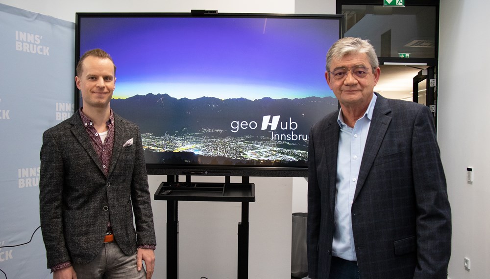 Statistik-Referent Mathias Behmann (l.) und GIS-Referent Eckehard Ranninger freuen sich über das vielfältige Service der neuen digitalen Plattform geoHub.