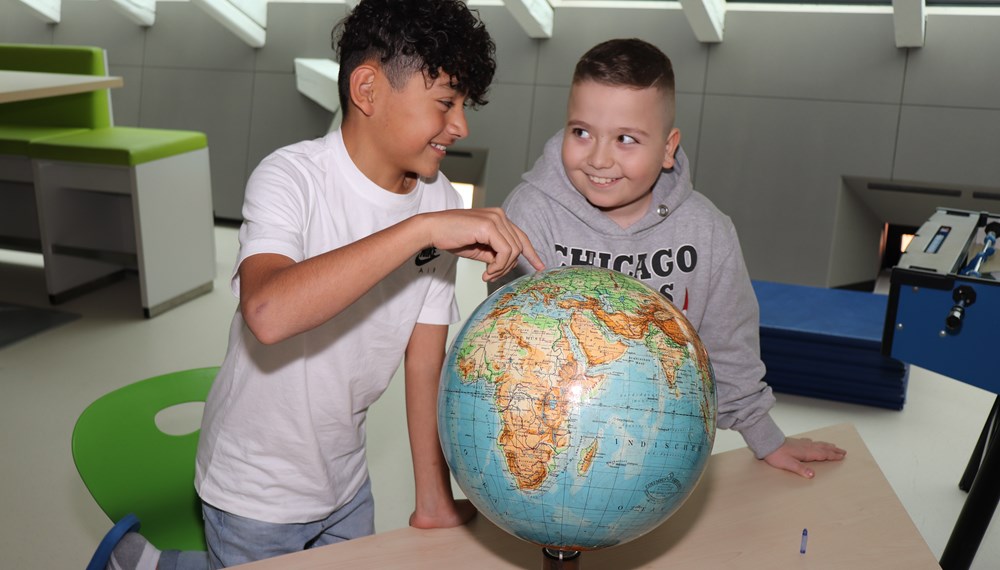 Während der Lernzeiten werden die Hausübungen erledigt – so auch in der Nachmittagsbetreuung in der Mittelschule Ilse-Brüll-Gasse. Die Kinder unterstützen sich dabei gegenseitig.