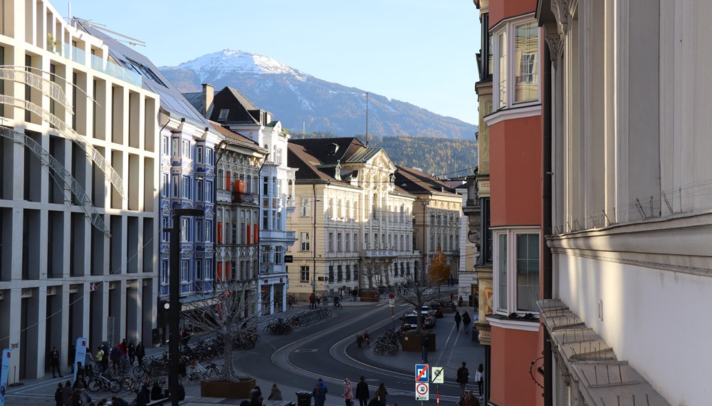Die Innsbrucker Innenstadt zieht sowohl Einheimische als auch BesucherInnen an. Für die Wirtschaft handelt es sich um ein wichtiges Handlungsfeld.